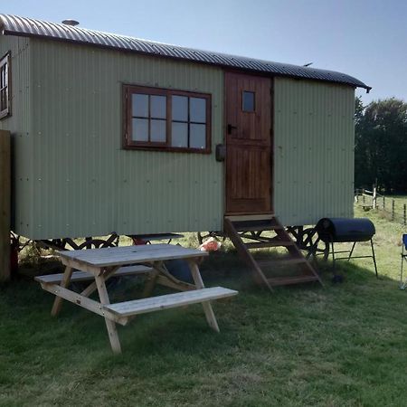 Shepherd Hut On Working Smallholding Ashton Keynes Exterior photo