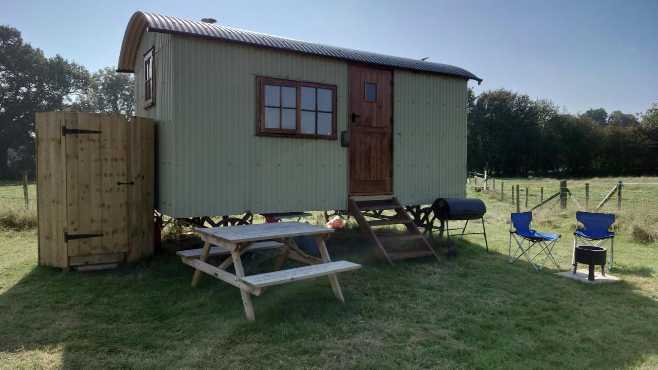 Shepherd Hut On Working Smallholding Ashton Keynes Exterior photo