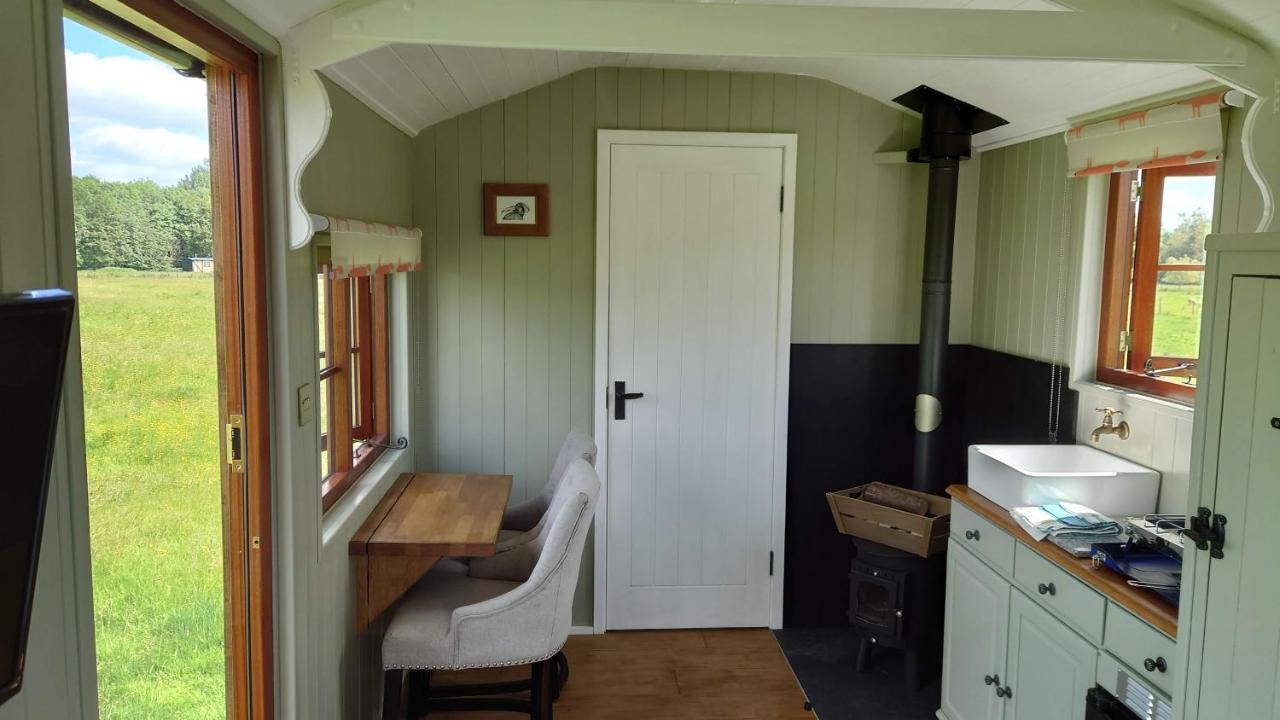 Shepherd Hut On Working Smallholding Ashton Keynes Exterior photo