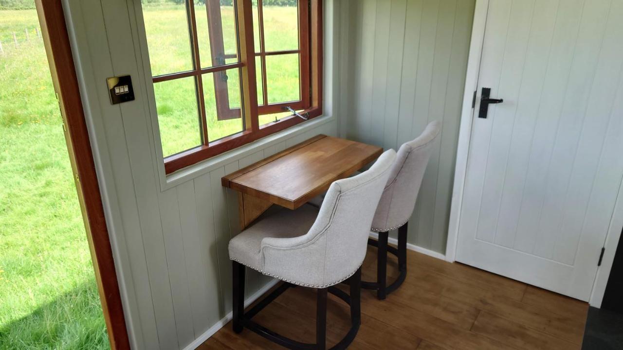 Shepherd Hut On Working Smallholding Ashton Keynes Exterior photo