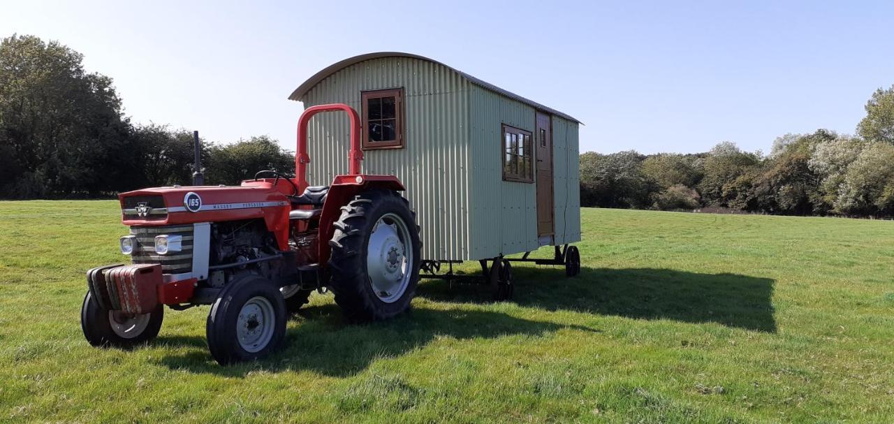 Shepherd Hut On Working Smallholding Ashton Keynes Exterior photo