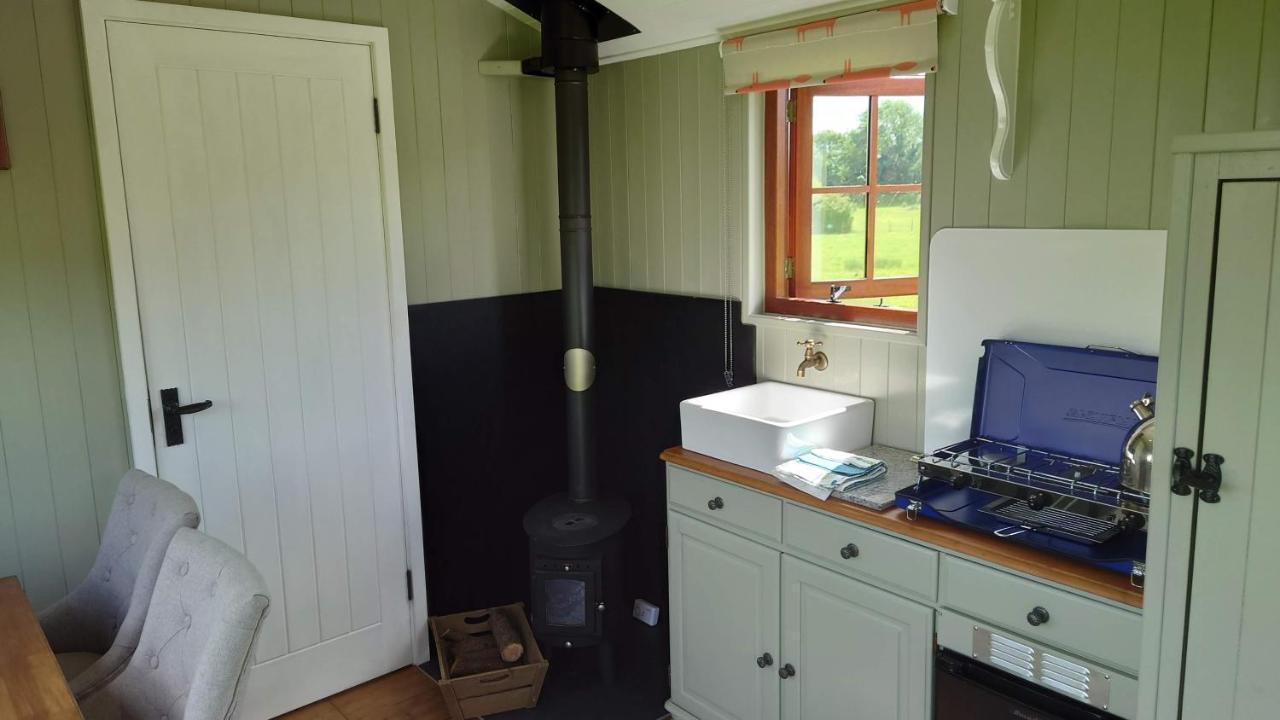 Shepherd Hut On Working Smallholding Ashton Keynes Exterior photo