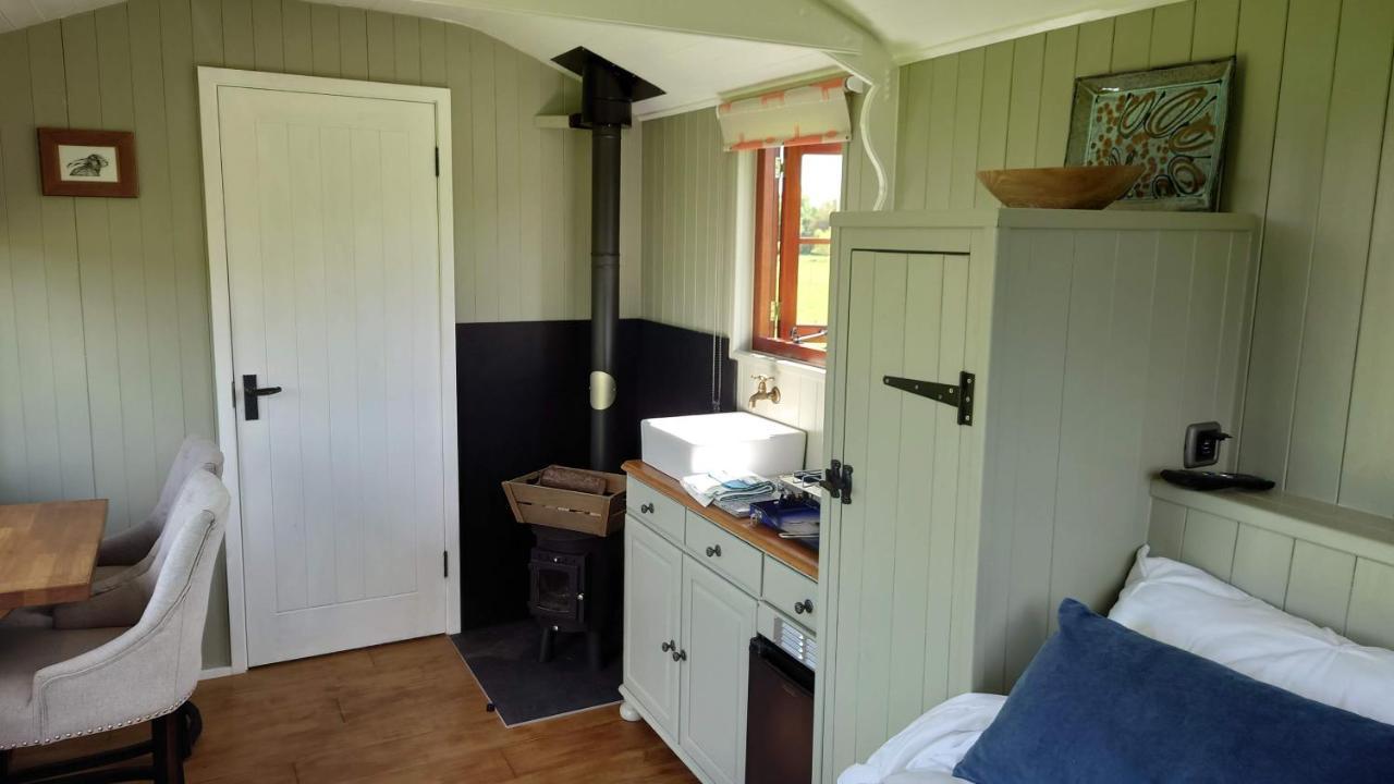 Shepherd Hut On Working Smallholding Ashton Keynes Exterior photo