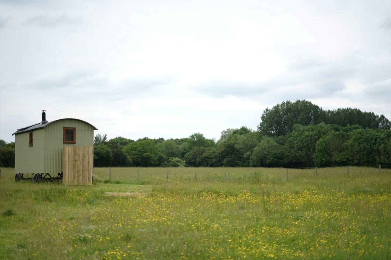 Shepherd Hut On Working Smallholding Ashton Keynes Exterior photo