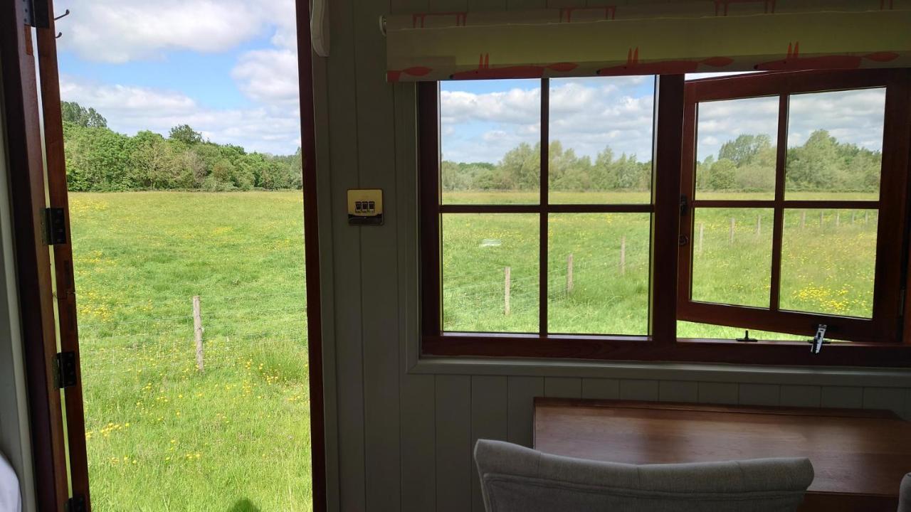 Shepherd Hut On Working Smallholding Ashton Keynes Exterior photo