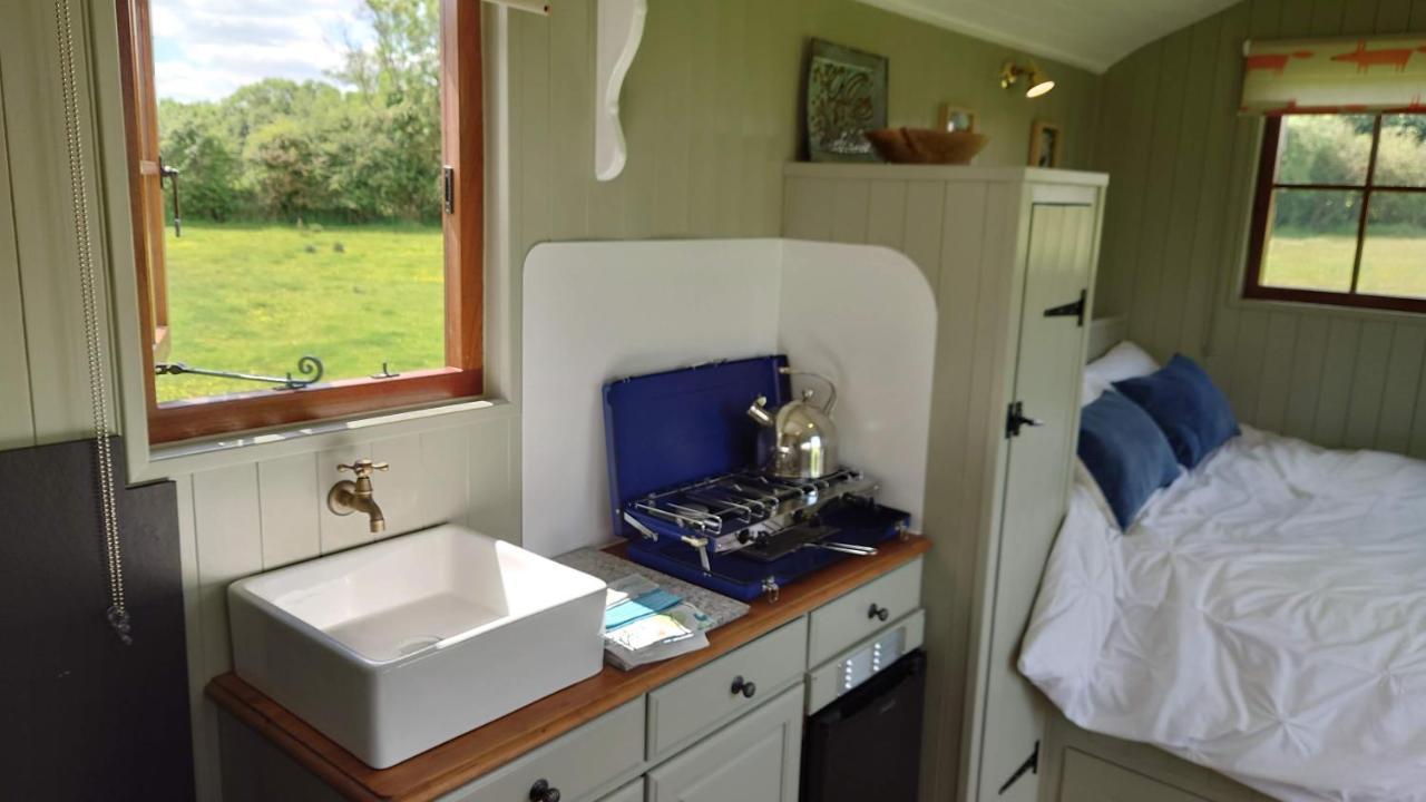 Shepherd Hut On Working Smallholding Ashton Keynes Exterior photo