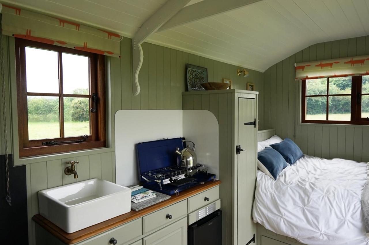 Shepherd Hut On Working Smallholding Ashton Keynes Room photo